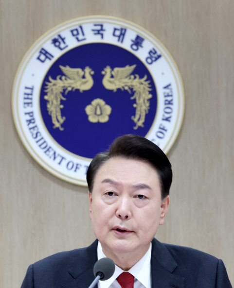 윤석열 대통령이 19일 서울 용산 대통령실 청사에서 열린 국무회의에서 발언하고 있다. 연합뉴스